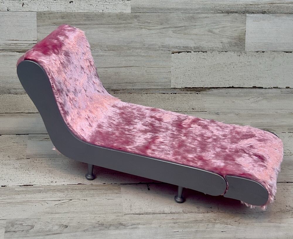 Bratz Funky Fashion Furniture Chill-Out Lounge Pink Chaise Chair 2002 MGA